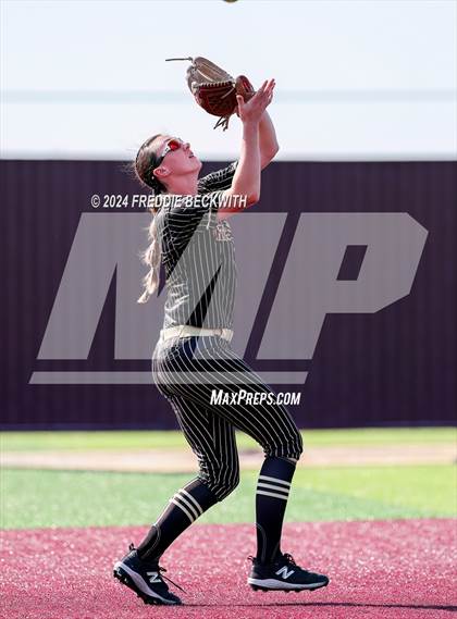 Thumbnail 1 in Whitesboro vs. Gunter (UIL 3A Regional Quarterfinal) photogallery.