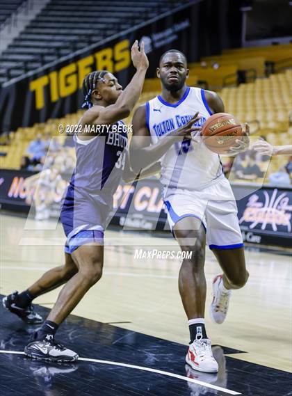 Thumbnail 2 in Father Tolton vs Bartlesville (Norm Stewart Classic) photogallery.