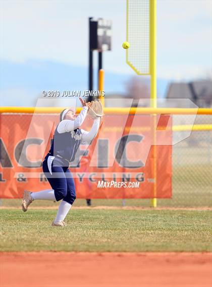 Thumbnail 2 in La Grande vs Middleton (Win The Pitch Tournament) photogallery.