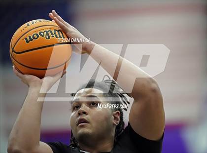 Thumbnail 1 in Pine View vs. Elko (Riverton Holiday Tournament) photogallery.