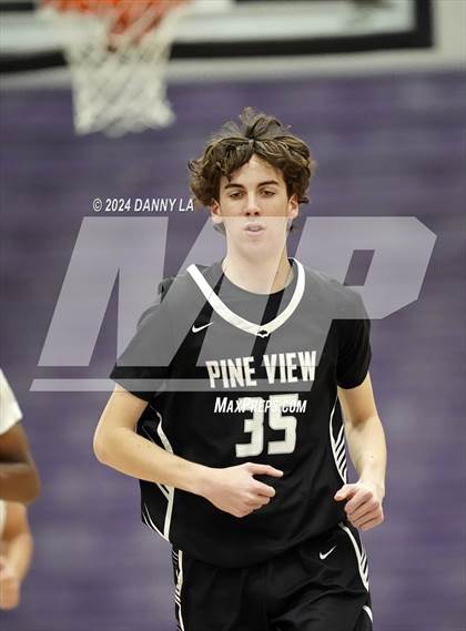 Thumbnail 2 in Pine View vs. Elko (Riverton Holiday Tournament) photogallery.