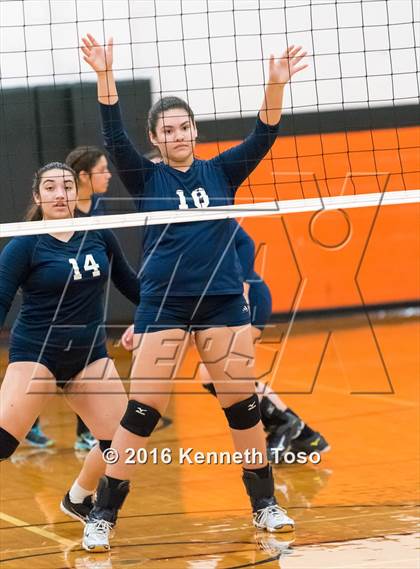 Thumbnail 3 in Providence Catholic @ TMI-Episcopal photogallery.