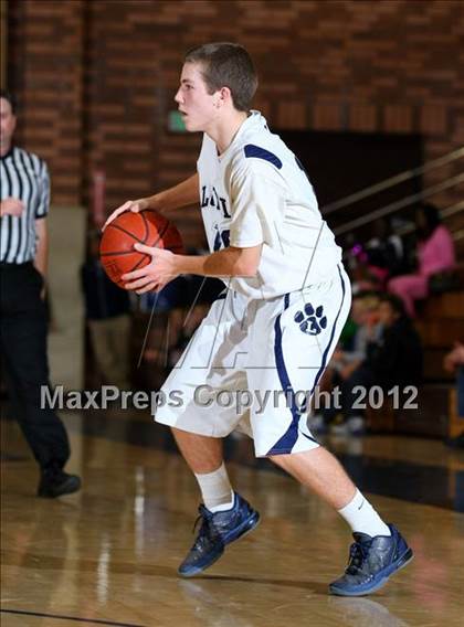 Thumbnail 1 in Notre Dame vs. Loyola photogallery.