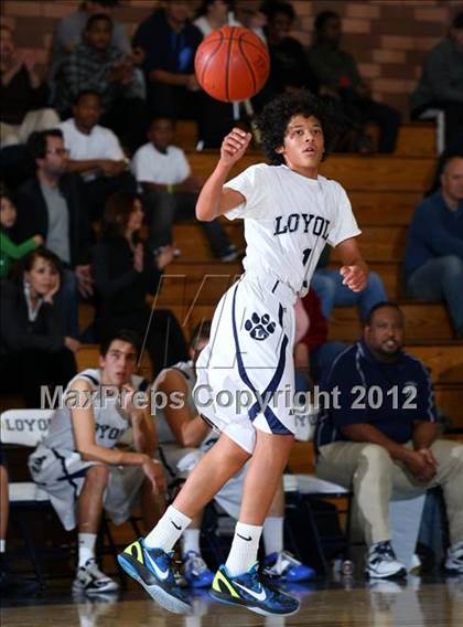 Thumbnail 2 in Notre Dame vs. Loyola photogallery.