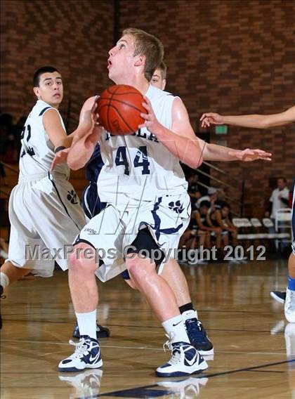Thumbnail 1 in Notre Dame vs. Loyola photogallery.