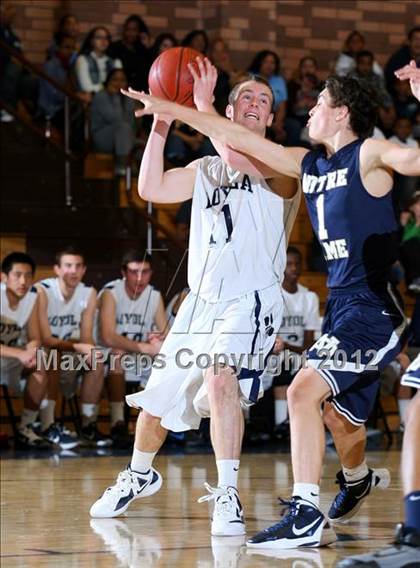 Thumbnail 3 in Notre Dame vs. Loyola photogallery.