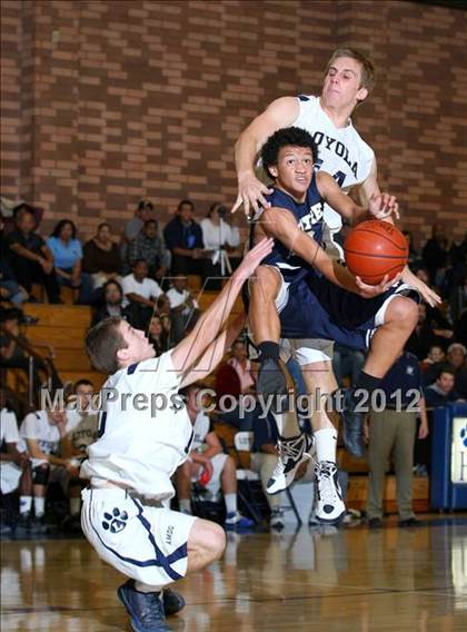 Thumbnail 2 in Notre Dame vs. Loyola photogallery.