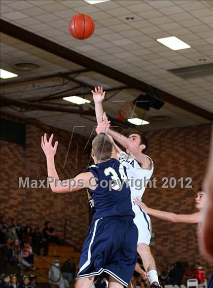 Thumbnail 2 in Notre Dame vs. Loyola photogallery.