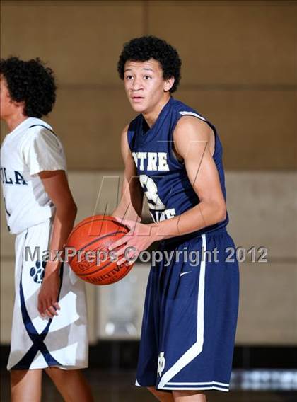 Thumbnail 3 in Notre Dame vs. Loyola photogallery.