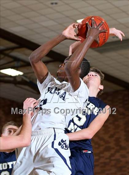 Thumbnail 2 in Notre Dame vs. Loyola photogallery.