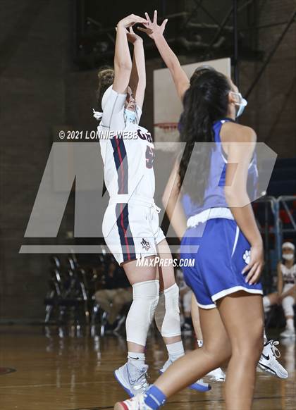 Thumbnail 2 in Maria Regina @ Kennedy Catholic photogallery.