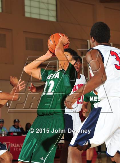 Thumbnail 2 in Leuzinger vs. Murrieta Mesa (MaxPreps Holiday Classic) photogallery.
