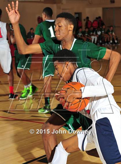 Thumbnail 2 in Leuzinger vs. Murrieta Mesa (MaxPreps Holiday Classic) photogallery.