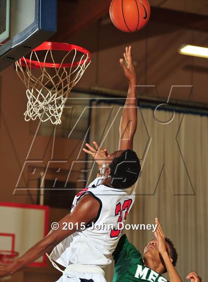 Thumbnail 2 in Leuzinger vs. Murrieta Mesa (MaxPreps Holiday Classic) photogallery.