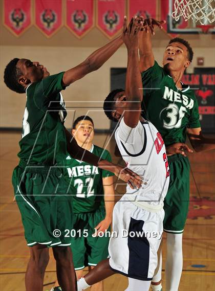 Thumbnail 2 in Leuzinger vs. Murrieta Mesa (MaxPreps Holiday Classic) photogallery.