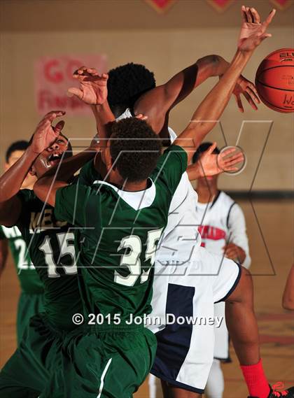 Thumbnail 2 in Leuzinger vs. Murrieta Mesa (MaxPreps Holiday Classic) photogallery.