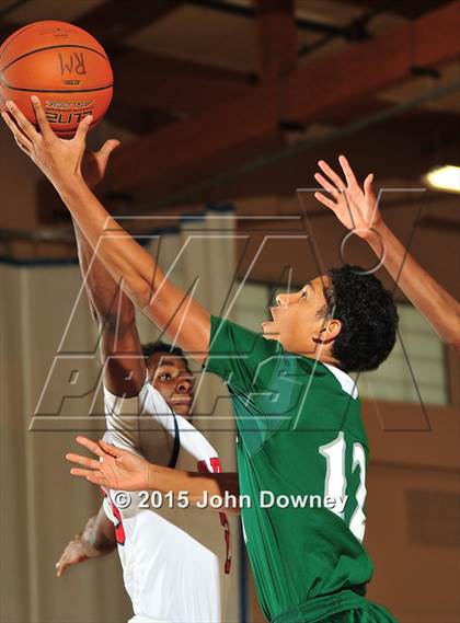 Thumbnail 2 in Leuzinger vs. Murrieta Mesa (MaxPreps Holiday Classic) photogallery.