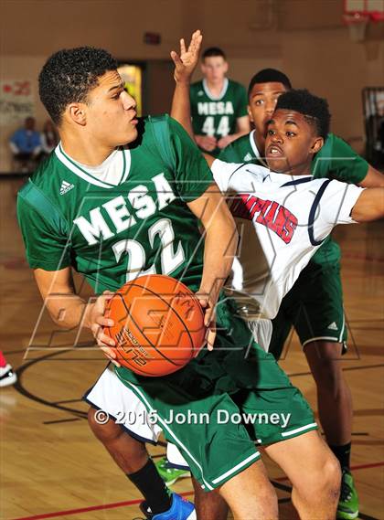 Thumbnail 3 in Leuzinger vs. Murrieta Mesa (MaxPreps Holiday Classic) photogallery.