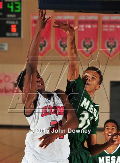 Thumbnail 2 in Leuzinger vs. Murrieta Mesa (MaxPreps Holiday Classic) photogallery.
