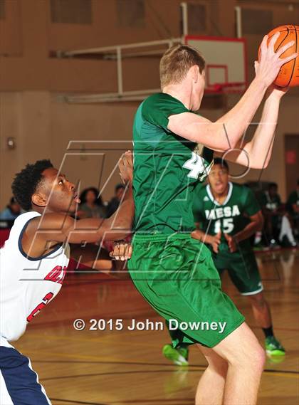 Thumbnail 3 in Leuzinger vs. Murrieta Mesa (MaxPreps Holiday Classic) photogallery.