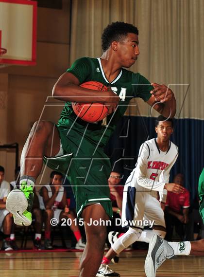 Thumbnail 3 in Leuzinger vs. Murrieta Mesa (MaxPreps Holiday Classic) photogallery.