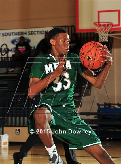 Thumbnail 2 in Leuzinger vs. Murrieta Mesa (MaxPreps Holiday Classic) photogallery.