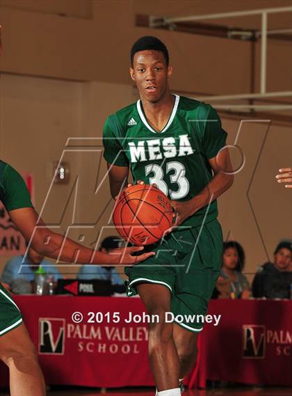 Thumbnail 3 in Leuzinger vs. Murrieta Mesa (MaxPreps Holiday Classic) photogallery.