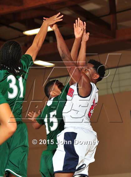 Thumbnail 2 in Leuzinger vs. Murrieta Mesa (MaxPreps Holiday Classic) photogallery.