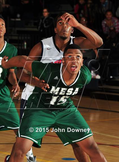 Thumbnail 2 in Leuzinger vs. Murrieta Mesa (MaxPreps Holiday Classic) photogallery.