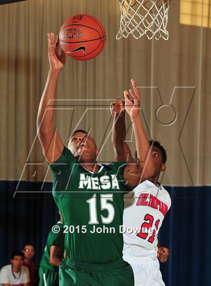 Thumbnail 2 in Leuzinger vs. Murrieta Mesa (MaxPreps Holiday Classic) photogallery.
