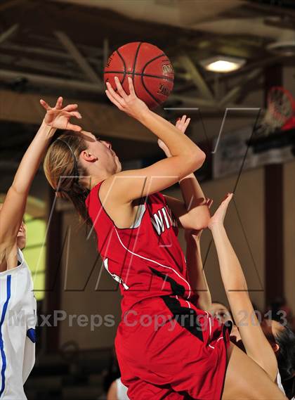 Thumbnail 3 in Dana Hills vs. Mount Si (MaxPreps Holiday Classic) photogallery.