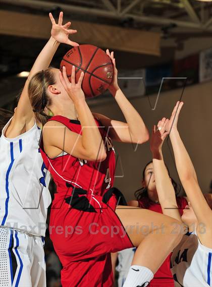 Thumbnail 2 in Dana Hills vs. Mount Si (MaxPreps Holiday Classic) photogallery.