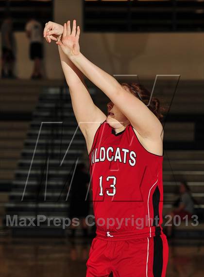 Thumbnail 2 in Dana Hills vs. Mount Si (MaxPreps Holiday Classic) photogallery.