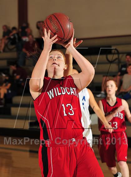 Thumbnail 2 in Dana Hills vs. Mount Si (MaxPreps Holiday Classic) photogallery.