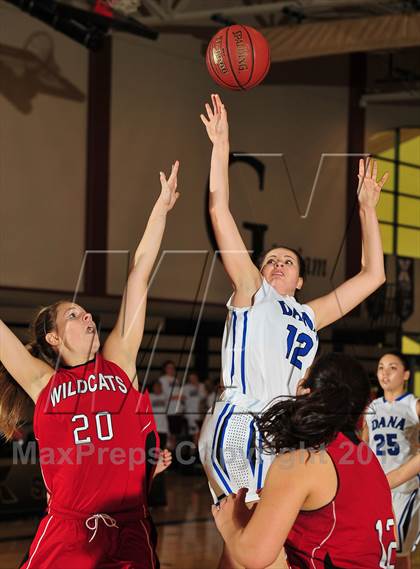 Thumbnail 3 in Dana Hills vs. Mount Si (MaxPreps Holiday Classic) photogallery.