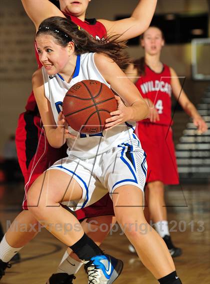 Thumbnail 2 in Dana Hills vs. Mount Si (MaxPreps Holiday Classic) photogallery.