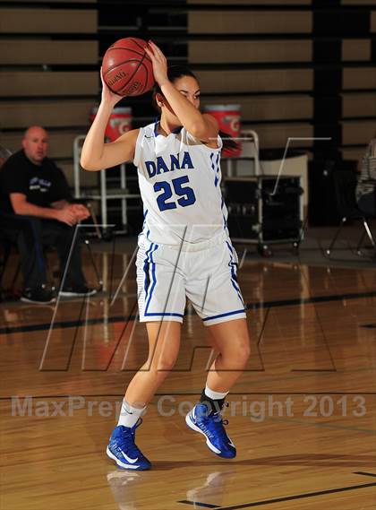 Thumbnail 3 in Dana Hills vs. Mount Si (MaxPreps Holiday Classic) photogallery.