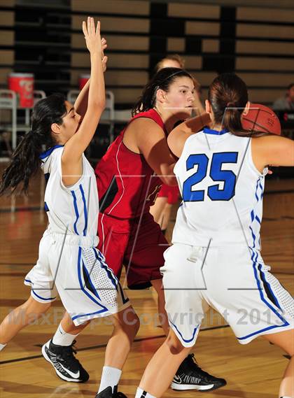 Thumbnail 3 in Dana Hills vs. Mount Si (MaxPreps Holiday Classic) photogallery.