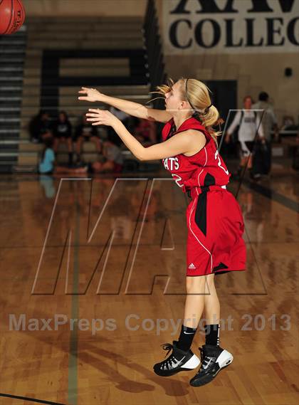 Thumbnail 1 in Dana Hills vs. Mount Si (MaxPreps Holiday Classic) photogallery.