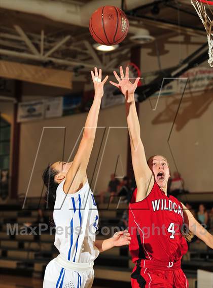 Thumbnail 2 in Dana Hills vs. Mount Si (MaxPreps Holiday Classic) photogallery.