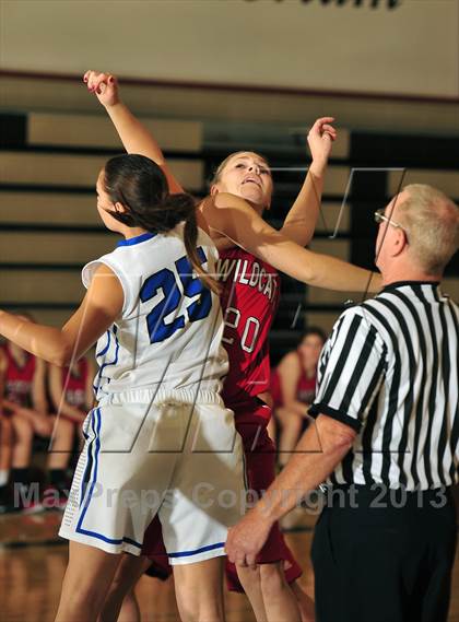 Thumbnail 2 in Dana Hills vs. Mount Si (MaxPreps Holiday Classic) photogallery.