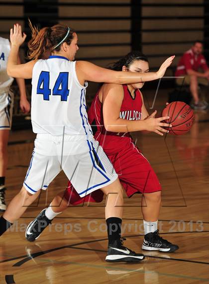 Thumbnail 3 in Dana Hills vs. Mount Si (MaxPreps Holiday Classic) photogallery.