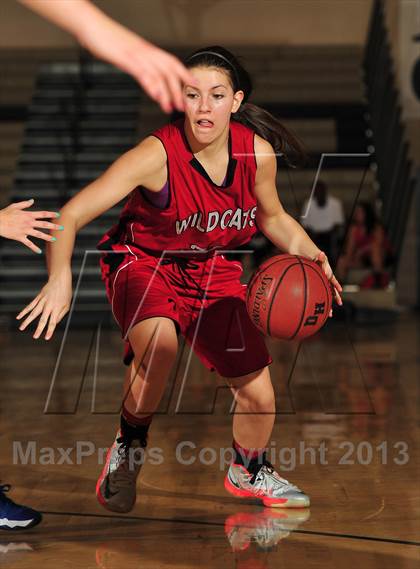 Thumbnail 3 in Dana Hills vs. Mount Si (MaxPreps Holiday Classic) photogallery.