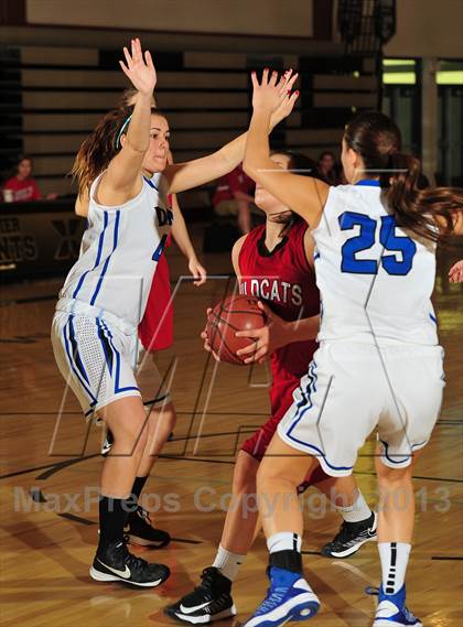 Thumbnail 2 in Dana Hills vs. Mount Si (MaxPreps Holiday Classic) photogallery.