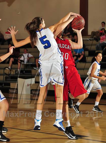 Thumbnail 3 in Dana Hills vs. Mount Si (MaxPreps Holiday Classic) photogallery.