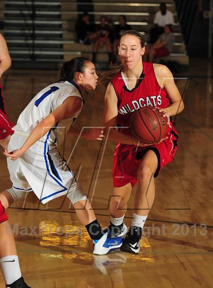 Thumbnail 2 in Dana Hills vs. Mount Si (MaxPreps Holiday Classic) photogallery.