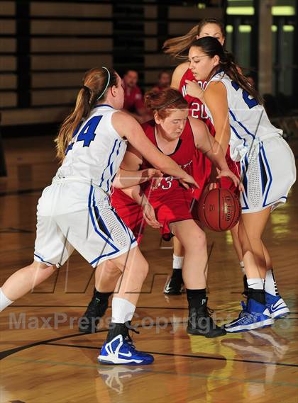 Thumbnail 2 in Dana Hills vs. Mount Si (MaxPreps Holiday Classic) photogallery.