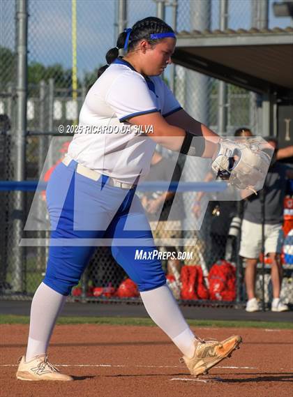 Thumbnail 3 in Clear Springs vs. Katy (UIL 6A D1 Softball Regional Semifinal) photogallery.