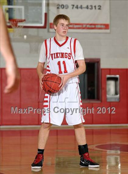 Thumbnail 2 in Sacramento Adventist vs. Victory Christian (CIF SJS D6 Final) photogallery.