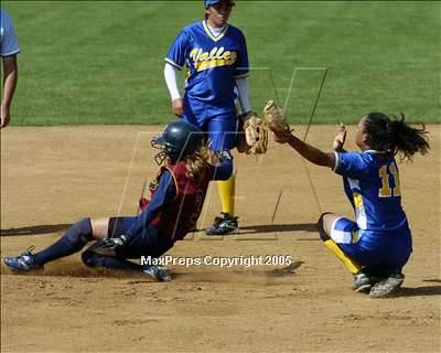 Thumbnail 3 in Cantwell-Sacred Heart vs. Valley Christ. Acad. (D7 Sec. Final) photogallery.